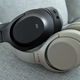 Los Razer Opus (izquierda) en comparación con los Sony WH-1000XM3 (derecha). Si no fuera por la marca y las diferencias de color, sería difícil distinguirlos.